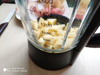 4、蜂蜜苹果糯米圆,放入料理机打成苹果泥。