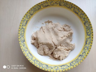 8、蜂蜜苹果糯米圆,把苹果泥和糯米粉混合和成糯米团。软硬度就和平时包饺子的面团差不多。