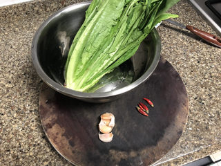1、蚝油油麦菜➕柳塘新绿却温柔,食材合照：油麦菜一颗，干辣椒三四个，蒜四瓣