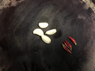 8、蚝油油麦菜➕柳塘新绿却温柔,蒜剥皮洗净