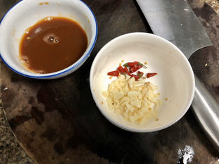 9、蚝油油麦菜➕柳塘新绿却温柔,蒜切蒜末，干辣椒切段