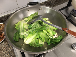 12、蚝油油麦菜➕柳塘新绿却温柔,大火放入油麦菜菜梗部分翻炒变软