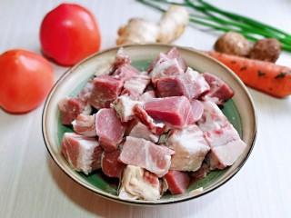 1、牛腩萝卜汤,准备食材,牛腩我是买的时候店家帮切好的,冲洗干净后,泡冷水将血水泡出。