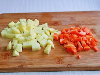 2、牛腩萝卜汤,土豆,胡萝卜去皮,洗干净再切小块备用。