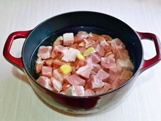 4、牛腩萝卜汤,锅中加纯净水,放入牛腩块,姜片。