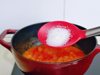 8、牛腩萝卜汤,再加入白砂糖,保持小火翻炒均匀。