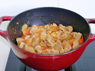 10、牛腩萝卜汤,翻拌至均匀,使每块牛腩吸收到番茄酱汁。