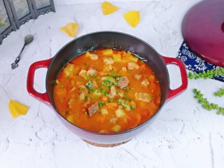 14、牛腩萝卜汤,番茄炖牛腩好啦,撒上葱花,铁锅炖的这道牛腩格外香。