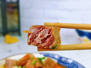 18、牛腩萝卜汤,汁浓味儿厚,牛肉酥软。