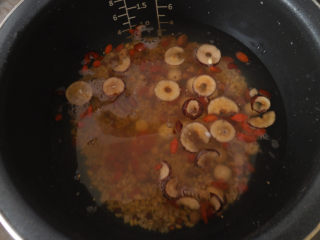 2、养生粥合集,泡好的八宝粥连同水一起倒入电饭煲内。然后在加入一点适量的水。水与八宝粥食材比例为4:1！不过具体还是要看自己，喜欢喝稀一点的就水多点，喜欢喝