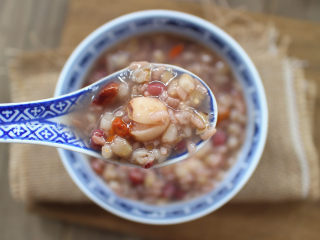 5、养生粥合集,做好的八宝粥，质软香甜、色泽鲜艳、清香诱人、滑而不腻。不仅补血、养气，还能安神。煮好的粥最好加入一点适量的冰糖，这样食用起来口感会更加。