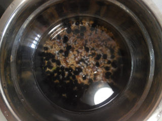 6、养生粥合集,将黑豆30克、黑米50克、燕麦米50克、白糯米50克、红米50克、高粱米50克洗净后，用凉水侵泡过夜。