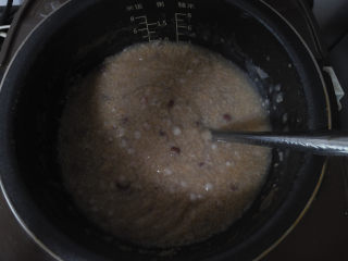 16、养生粥合集,煮到还剩下十分钟的时候，加入适量的冰糖，不喜欢吃甜的，可以不用加。然后盖上盖子继续煮完剩下的时间