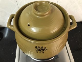 11、沙虫茨实莲子山药排骨汤,盖起盖子,大火烧开,转中小火煲1.5-2小时