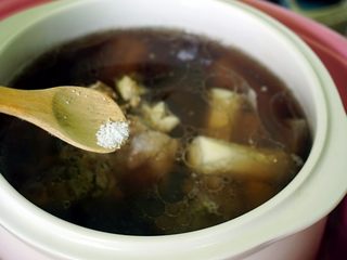 11、山药黑豆滋补汤,出锅前加入盐即可。