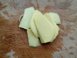 7、海带鸭子汤,生姜切片