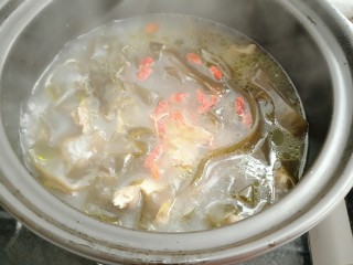 14、海带鸭子汤,放入枸杞子