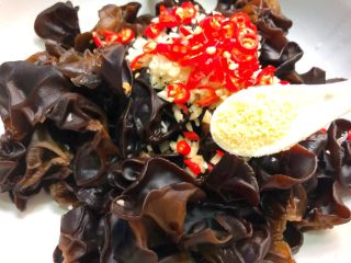 11、凉拌木耳,放入5g鸡精