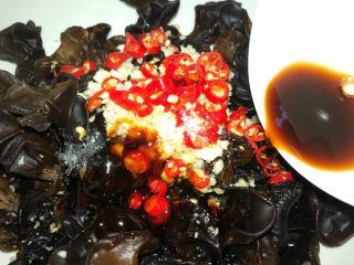 14、凉拌木耳,放入8g香醋