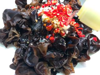 15、凉拌木耳,倒入8g白醋