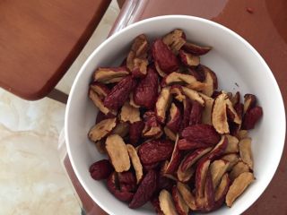 3、阿胶糕,洗干净红枣，去核……也是用纸吸干水分