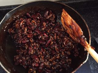 10、阿胶糕,放核桃……搅拌均匀！一定每个都要粘上阿胶噢！