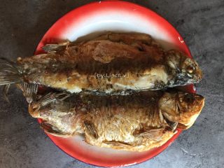 6、鲫鱼豆腐汤,煎至两面金黄即可控油待用