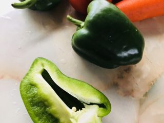 1、胡萝卜炒木耳,青椒切半个去蒂洗净。