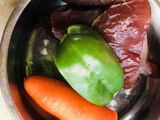 2、胡萝卜炒木耳,其他蔬菜都准备好