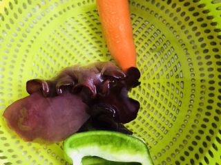 3、胡萝卜炒木耳,胡萝卜去皮洗净,青椒洗净,木耳可以加点面粉洗净。