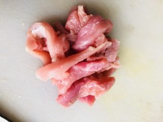 4、胡萝卜炒木耳,猪肉洗净切片再切成长条