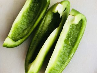 5、胡萝卜炒木耳,青椒切大长条