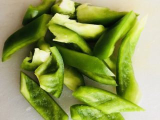 6、胡萝卜炒木耳,斜切成片,类似菱形。