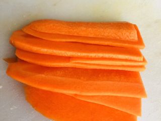 7、胡萝卜炒木耳,胡萝卜竖切片