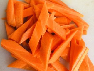 8、胡萝卜炒木耳,胡萝卜斜切成片