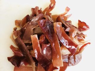 9、胡萝卜炒木耳,木耳切丝