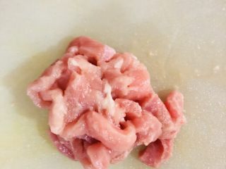 11、胡萝卜炒木耳,用手轻轻抓匀腌制备用