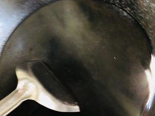 12、胡萝卜炒木耳,锅内放入适量水烧开