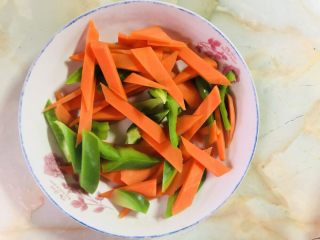 14、胡萝卜炒木耳,焯烫后的颜色很漂亮