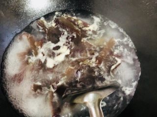 15、胡萝卜炒木耳,木耳焯烫一下捞出