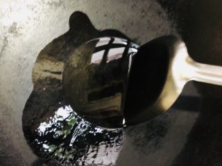 16、胡萝卜炒木耳,锅内放适量油