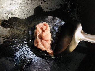 17、胡萝卜炒木耳,油烧热后加入腌制好的肉