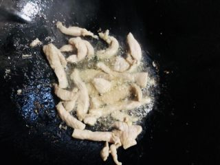 18、胡萝卜炒木耳,翻炒至变色