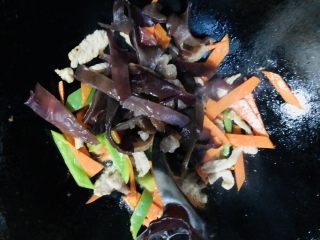 20、胡萝卜炒木耳,加入木耳继续翻炒