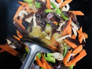 21、胡萝卜炒木耳,加入少许水翻炒均匀,使各材料的味道释放并融合。