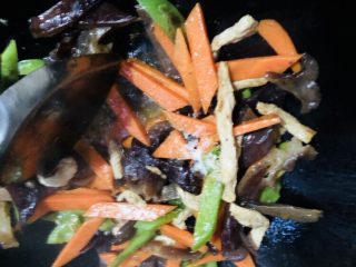 22、胡萝卜炒木耳,加入适量盐和蚝油调味
