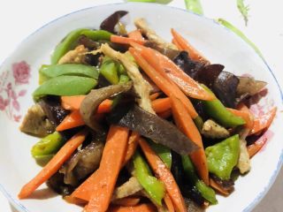 23、胡萝卜炒木耳,装盘即可