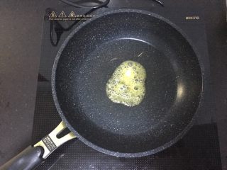 6、秋葵薯泥球,热锅把黄油融化。