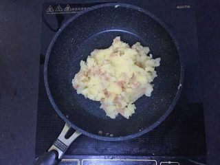 10、秋葵薯泥球,炒至如上图抱团状态后,关火。加入胡萝卜丝拌匀即可。