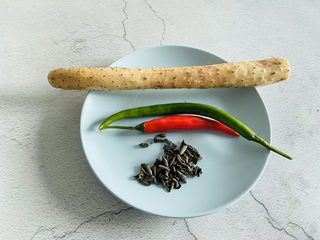 1、清炒山药木耳,准备好食材
